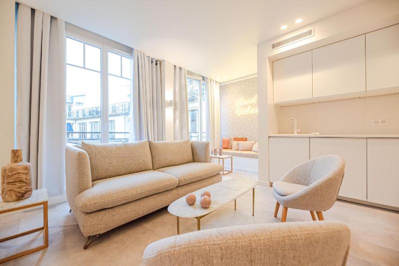 Amazing flat - CHAMPS ELYSEES — комфортный отель в Париже