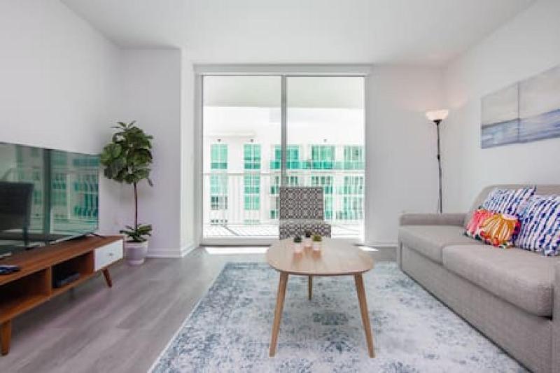 Waterfront Luxury 1BR Oasis with Private Balcony — комфортный отель в Майами