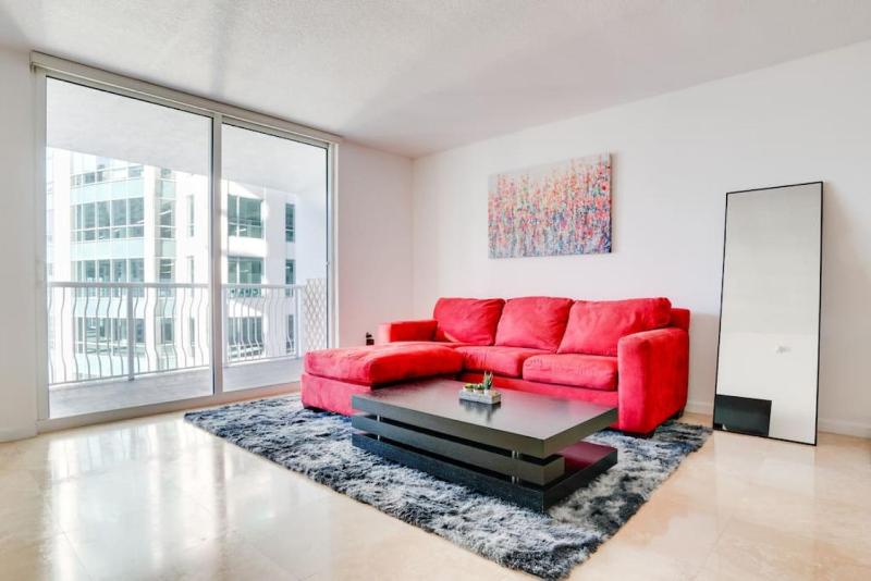 Chic and Pristine 1BR APT with Pool, Gym and WFH — отель с удобным расположением в Майами