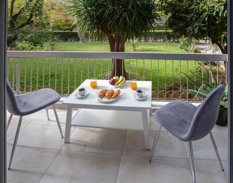 Цены на Newly Remodeled Dream Condominiun in Kifisia with Garden & Grass Lawn в Афины