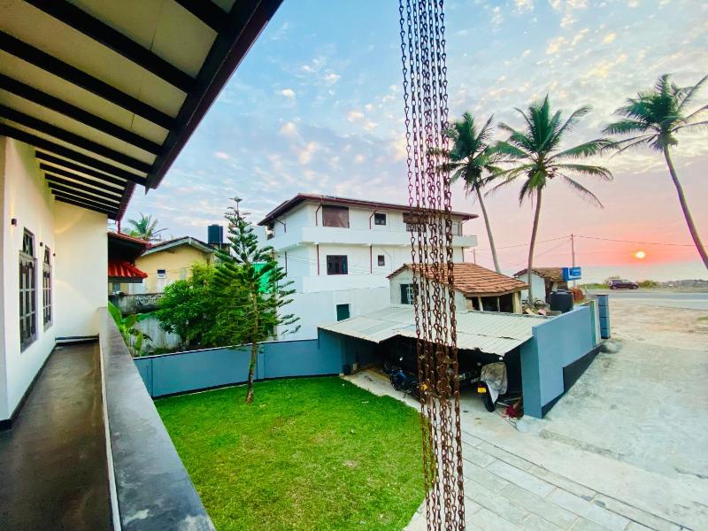 Villa Pearl Beach — отель с удобным расположением в Хиккадува