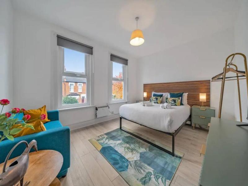 Cozy West London Stay, Explore & Relax in Style! — забронировать отель в Лондоне