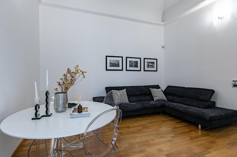 Behind Politeama Theater - Palermo Superior Apartment — отель с удобным расположением в Палермо