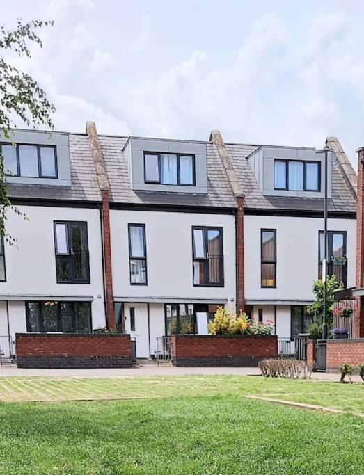 Explore London: 2 Bedroom House in Wood Green — отель с удобствами в Лондоне
