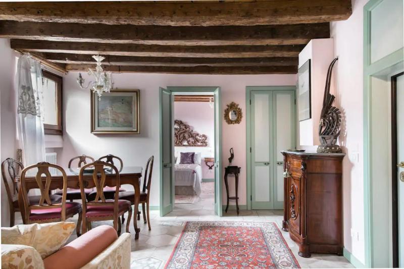 Corte dell' Angelo, una casa romantica vicino la Biennale — отель с удобным расположением в Венеции