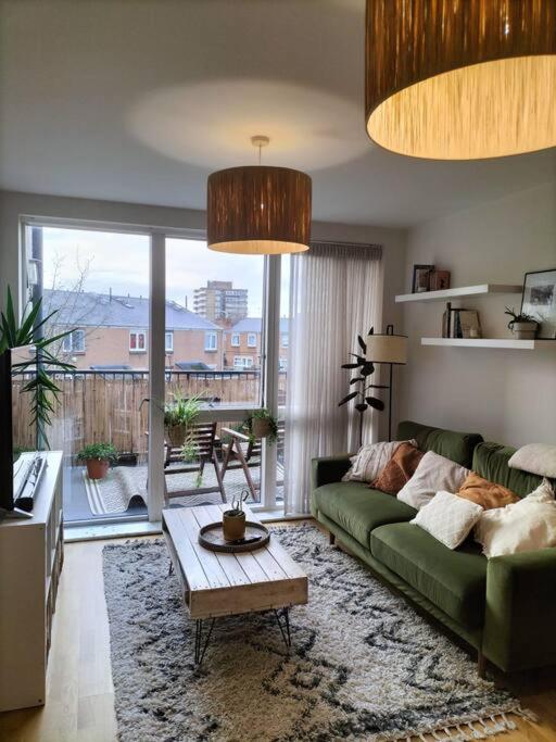 Stunning 2 bed, 2 bath flat in Dalston — забронировать отель в Лондоне