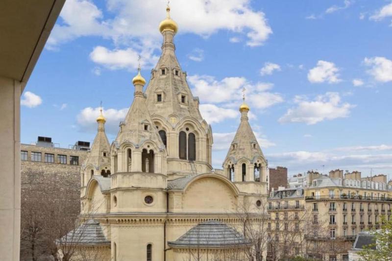 Cathedral view apartment in 8th — комфортный отель в Париже