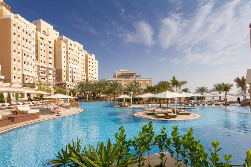 Bespoke Holiday Homes - Palm Jumeirah -2 Bedroom Sea View with Beach Access, Balqis — отель с удобным расположением в Дубае