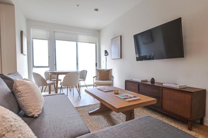 Trendy 2BR Steps to Promenade Beach & SM Pier! — отель с удобным расположением в Лос-Анджелесе