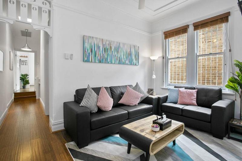 COOGEE BEACH HOUSE-100m to the beach-courtyard-AC — отель с удобствами в Сиднее