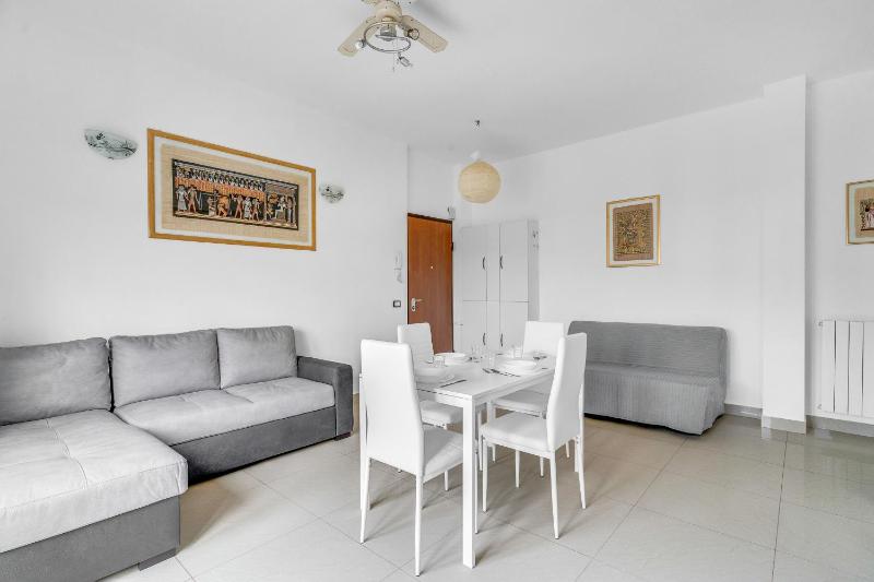 ROG27-Large apartment with transport close to home- — забронировать отель в Милане