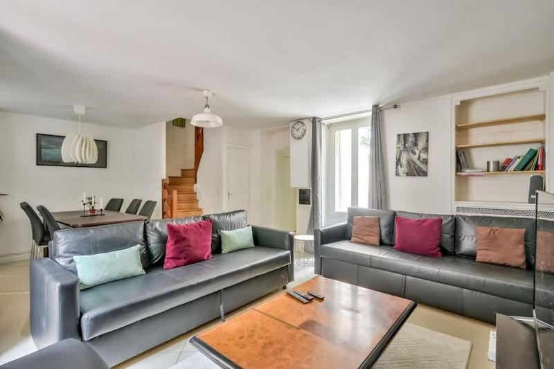Stunning house with garden 1 minute from the metro — отель с удобствами в Париже