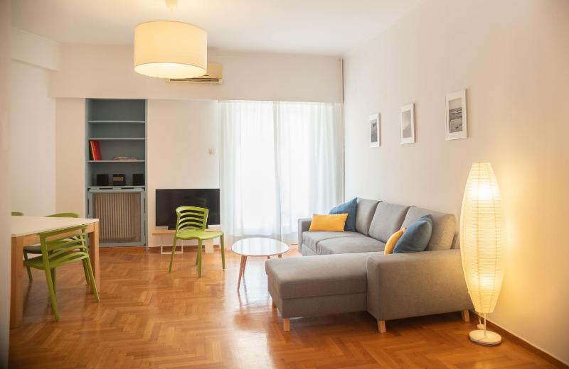 Family Apartment 10' from the Acropolis 100m2 — комфортный отель в Афины