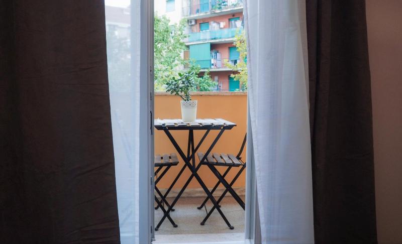 Large Apartment well connected to Roma Historic Center with Metro A, AC, WI-FI — отель с удобствами в Риме