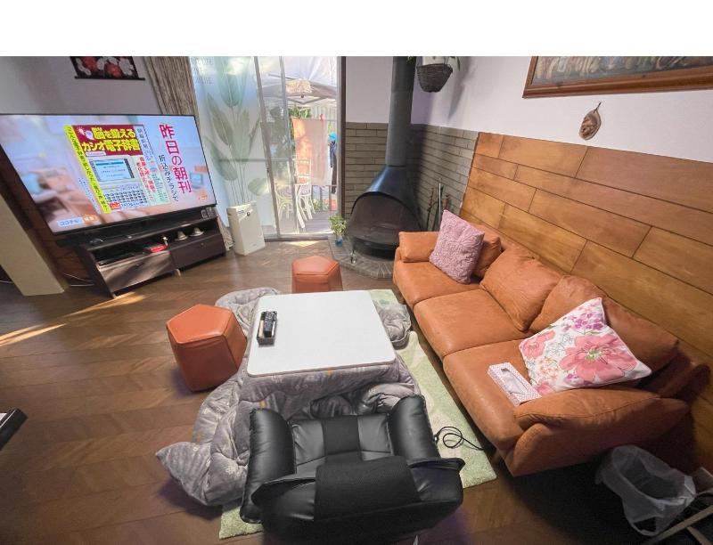 Tatami room & Living Room equipped with Multinational TV and Fire, BBQ corner in Tokyo Downtown House — отель с удобным расположением в Токио