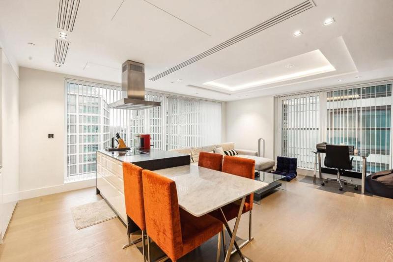 Цены на Luxurious West Kensington Flat with City Views в Лондоне