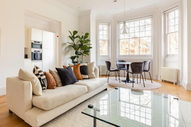 Fabulous 2 bed flat moments from Sloane Square — комфортный отель в Лондоне