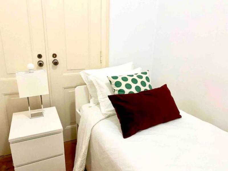 Private small single room in central Lisbon with No Outside Window and shared bathroom — забронировать отель в Лиссабоне