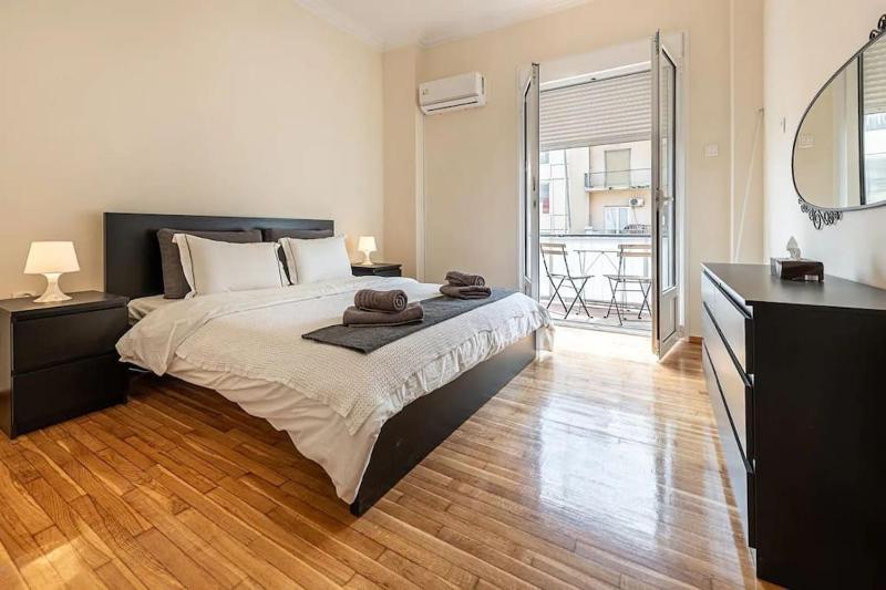 Kerameikos 2 bedroom apartment — отель с удобствами в Афины