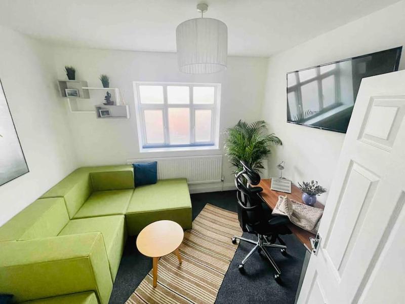 Lovely 1 bedroom flat+living Room with a sofa bed — забронировать отель в Лондоне