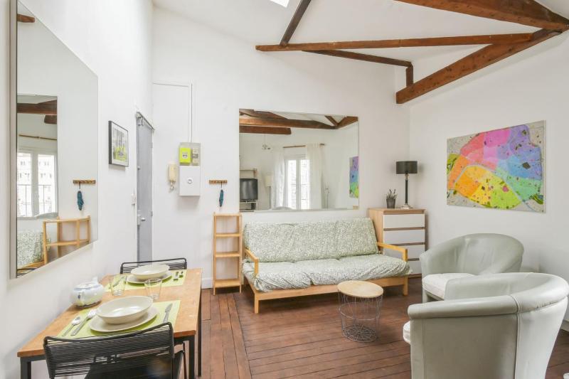 Цены на Bright 1 br with view of the Eiffel Tower - Welkeys в Париже