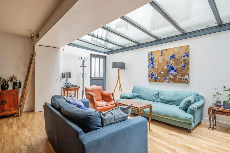 Artist's apartment in Paris - Welkeys — отель с удобствами в Париже