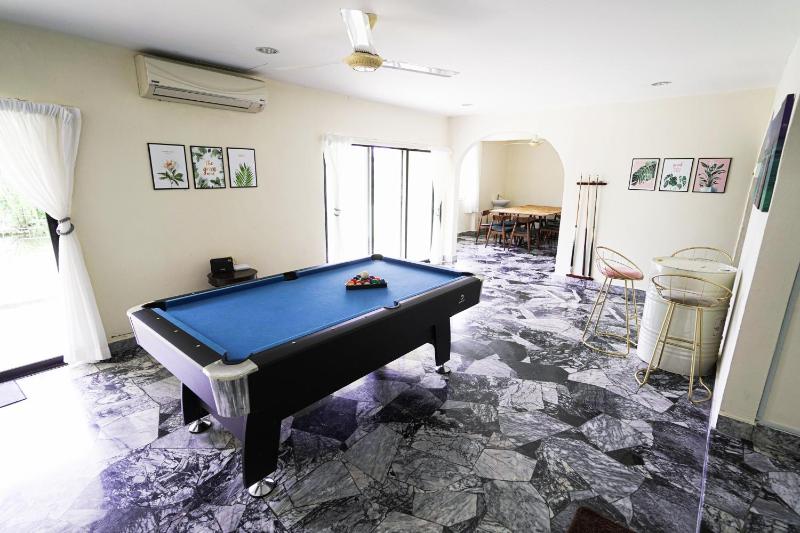 30 Pax OUG Bungalow with Swimming Pool — комфортный отель в Куала-Лумпуре