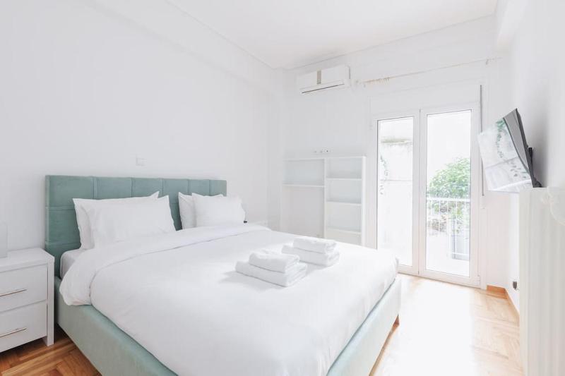 Serene ground floor apartment in Gkyzi — комфортный отель в Афины