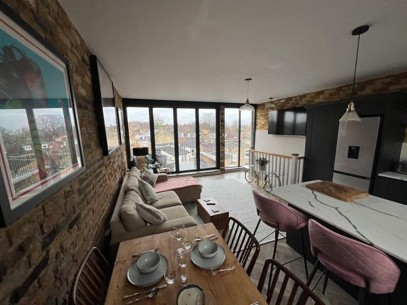 Stylish 2 bed Flat with Balcony Great views NrTube — комфортный отель в Лондоне