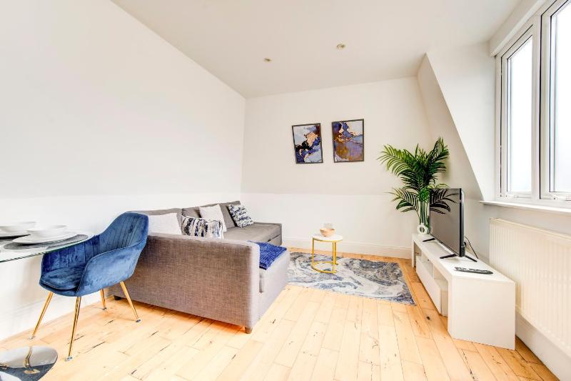 Spacious 1 Bed Apartment near Central London - 5 Per Cent off Weekly Bookings ! — отель с удобствами в Лондоне