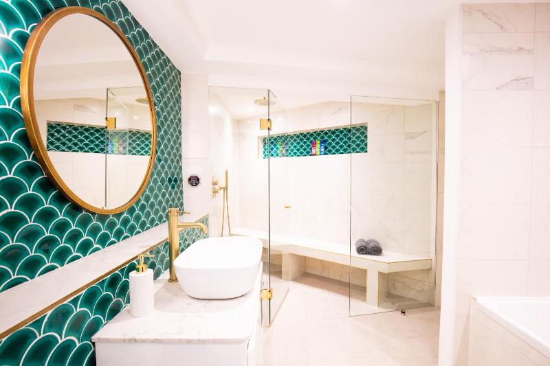 Hidden Retreat with Steam room, KING bed near tube — комфортный отель в Лондоне