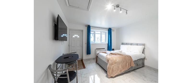 Newly Renovated Cozy Studio #2 — отель с удобствами в Лондоне