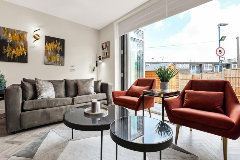 Luxe and Cozy Living - Family Perfect! Sleeps 9 — забронировать отель в Лондоне