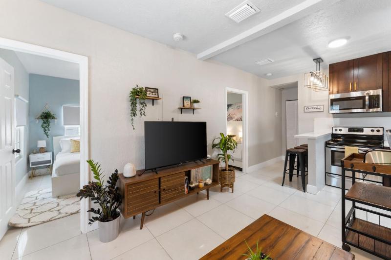 Cozy 2 Bedroom home w/Gated parking, Patio & W/D — отель с удобным расположением в Майами