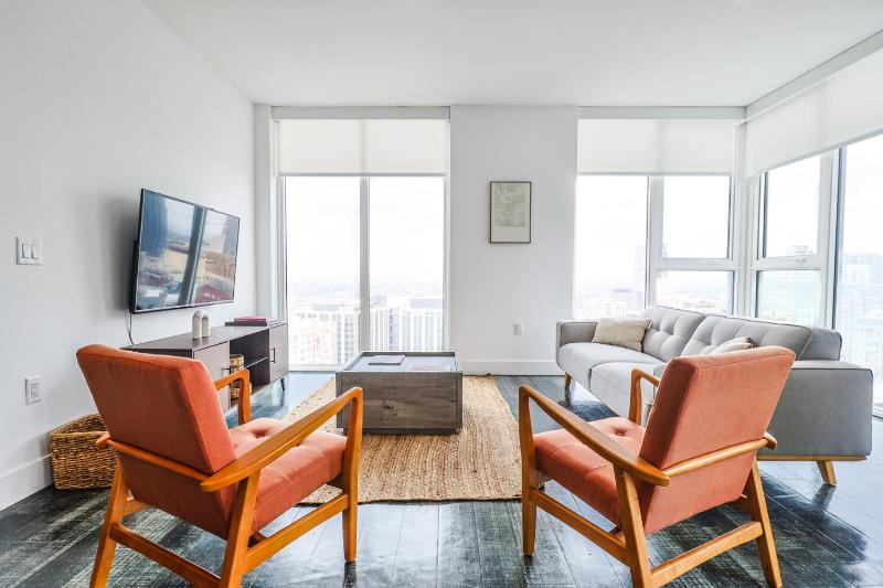 Spectacular 3BDR & BTH in DTLA with pool, gym and balcony amazing views — забронировать отель в Лос-Анджелесе