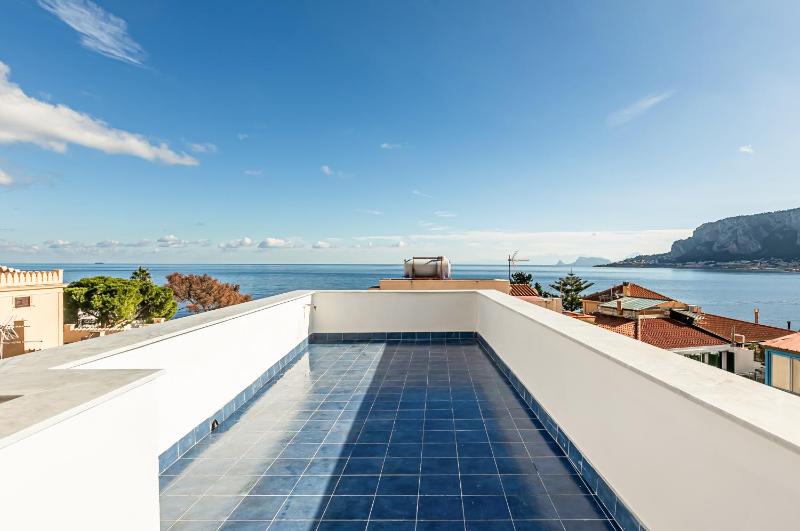 Alle Terrazze Blu - Mondello Sea View Apartment — отель с удобным расположением в Палермо