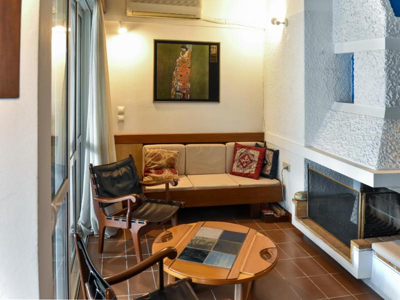 Цены на Retro Paradise in Athens! Chic 4BR Home near Metro в Афины