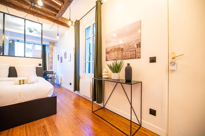 Lovely apartment in Paris - — отель с удобствами в Париже