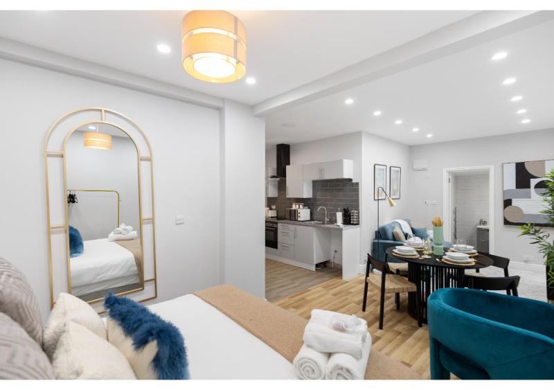 Luxe and Modern Studio- Sleeps Three — отель с удобствами в Лондоне