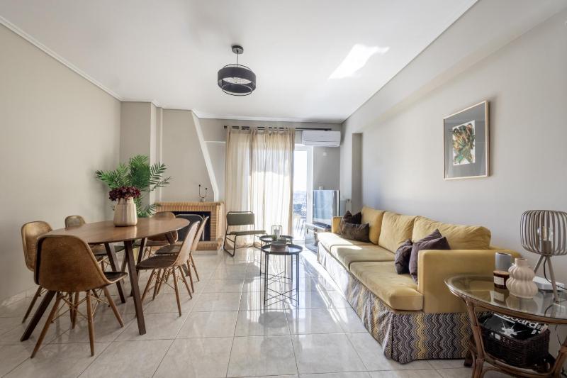 Renovated 3 bedroom apt with Acropolis View — отель в Афины, Греция