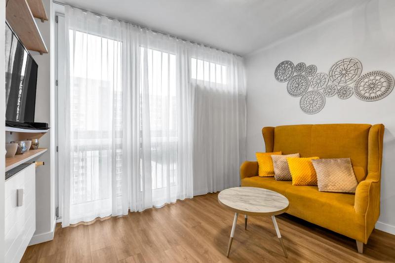 Park Mirowski Yellow Studio — отель с удобным расположением в Варшаве