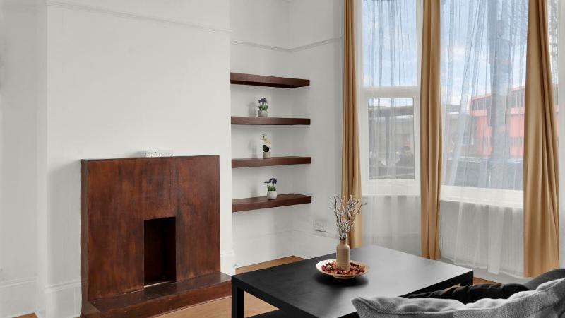 4 Bed 2 Bath House with Private Garden — забронировать отель в Лондоне