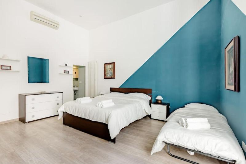Цены на Modern 1BR Apt Near National Museum - Sleeps 3 в Неаполе