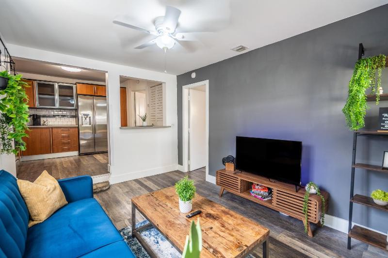 2 BD Home w/ Private Parking, Private Yard & W/D — отзывы гостей и цены