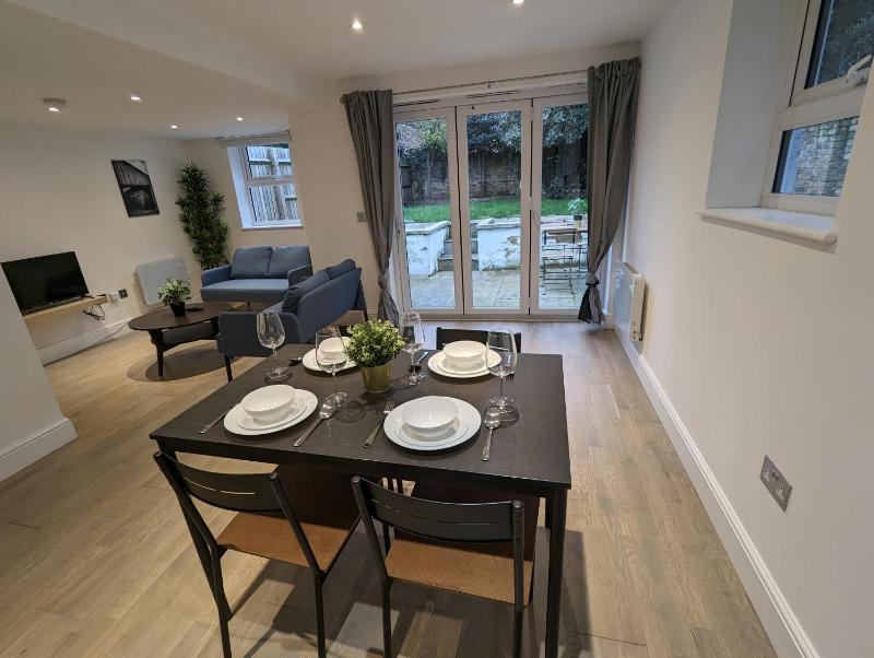 Цены на Stunning 3 Bed with Garden 114A в Лондоне