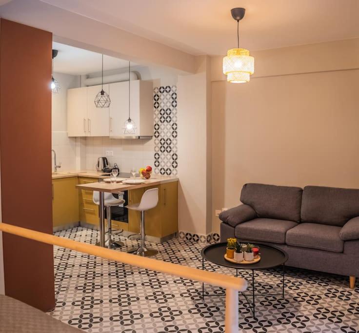 Цены на Stylish Studio with Gorgeous Private Yard! в Афины