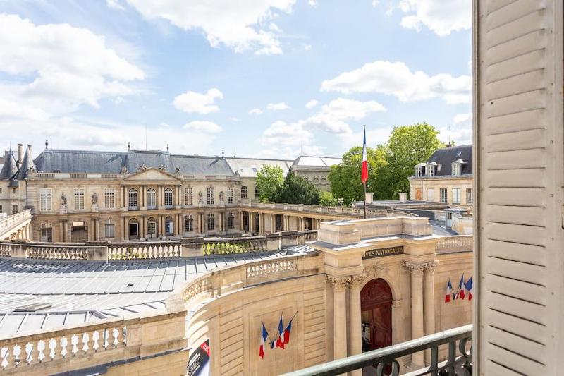 Le Marais, fantastic view on Archives Nationales — отель в Париже, Франция