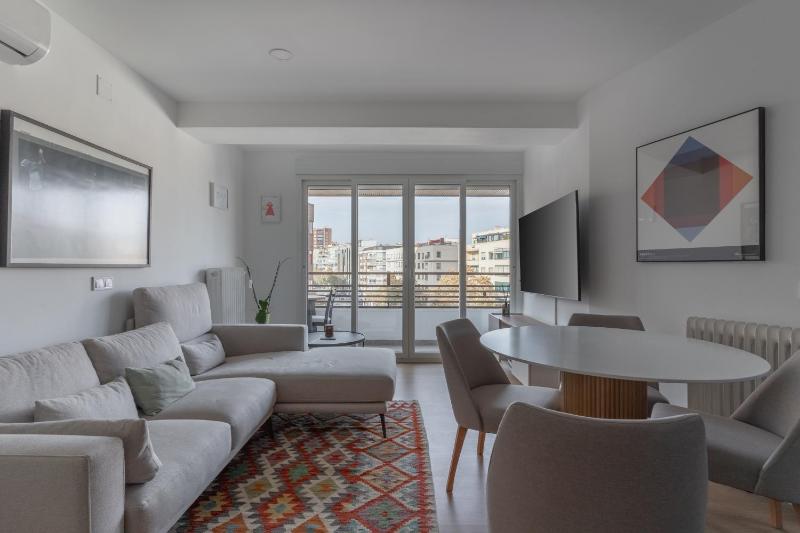 Bright with terrace- 2Bd 2Bth- Salamanca — комфортный отель в Мадриде