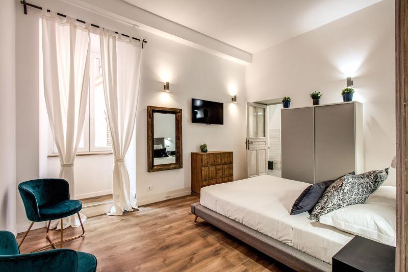 MONTI QUIET AND SPACIOUS APARTMENT — отель с удобным расположением в Риме
