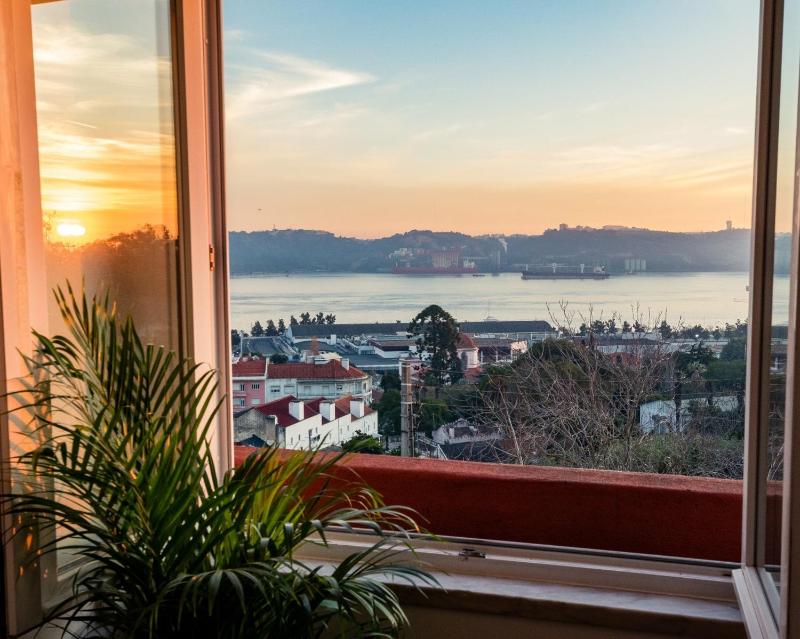 Romantic Rooftop Apart w/ River View AC Heating — комфортный отель в Лиссабоне
